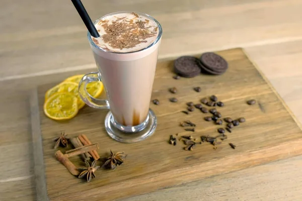 Ierse koffie geserveerd op een houten dienblad met citroen, koekjes en koffiebonen. Close-up zijaanzicht. — Stockfoto