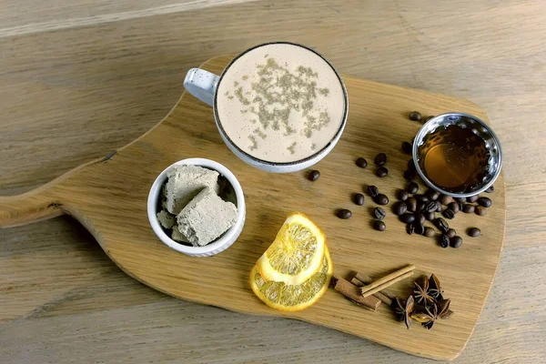 Tasse de café avec halva servi sur un plateau avec du miel et des grains de café . — Photo