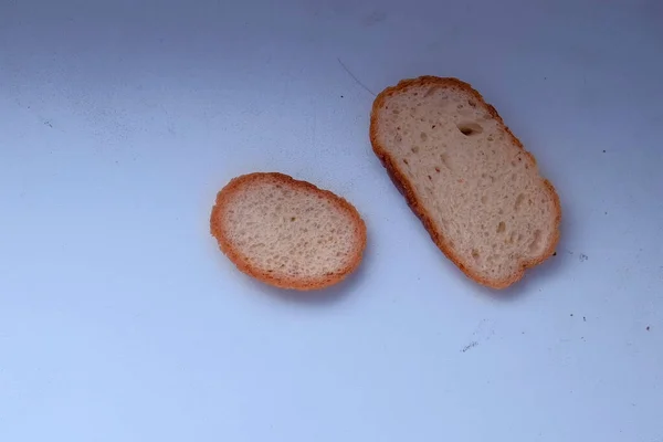 Pezzi di pane sul tavolo. Vista da vicino . — Foto Stock