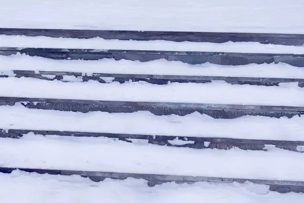 Passos na neve na entrada do edifício no inverno, escadas escorregadias . — Fotografia de Stock