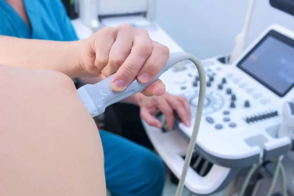 Doktorn gör ultraljud av skuldror man med hjälp av ultraljud scanner, närbild. — Stockfoto