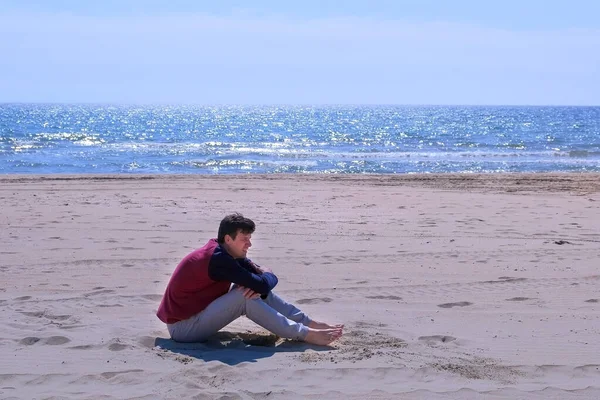 Nybörjare man stannade för att fånga andan efter jogging på Sea Sand Beach. — Stockfoto