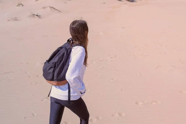 여자 관광객은 바다 해변 야외 활동 휴가에 모래 언덕 사이를 걷고있다. — 스톡 사진