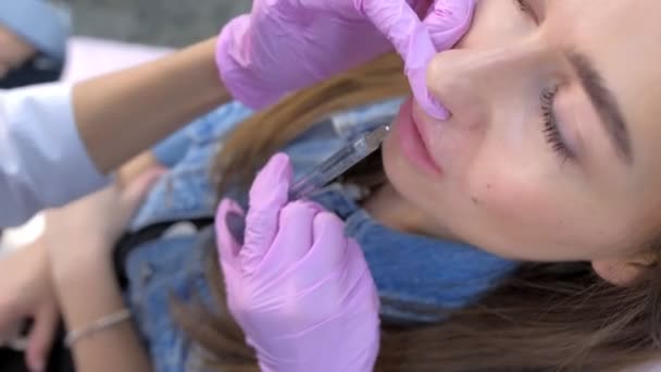 Injeção em lábios de mulher para fazer volume e forma de correção na clínica de beleza . — Vídeo de Stock