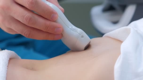 Ultrazvuková diagnostika žaludku na břiše ženě na klinice, detailní záběr. — Stock video