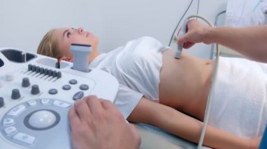 Karın bölgesinde ultrason teşhisi. Klinikte genç bir kadına..