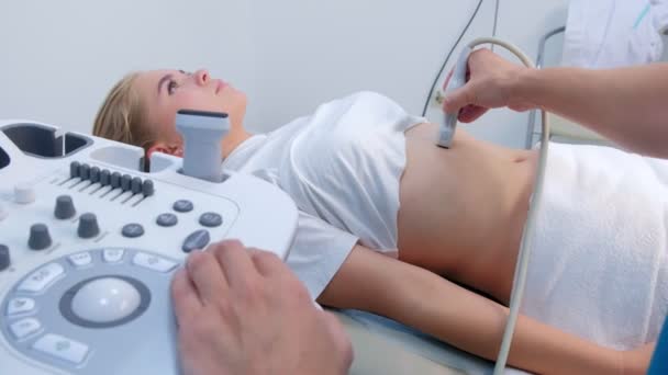 Ultraschalluntersuchung des Magens am Bauch der jungen Frau in Klinik. — Stockvideo