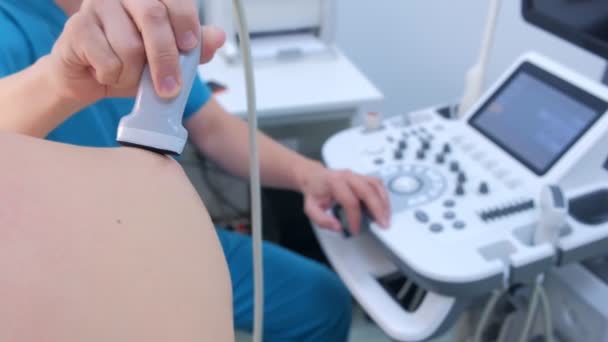 Doutor faz ultra-som do homem da articulação do ombro usando scanner de ultra-som, close-up . — Vídeo de Stock