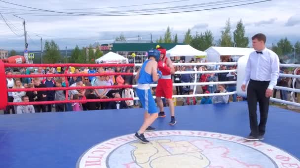 Kirov, Russia, 17-08-2019: Teenagers boxers boxing on ring in sport sparing. — Stock Video