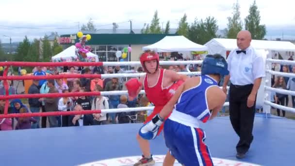 Kirov, Ryssland, 17-08-2019: Tonåringar boxning på ring i sport skona. — Stockvideo