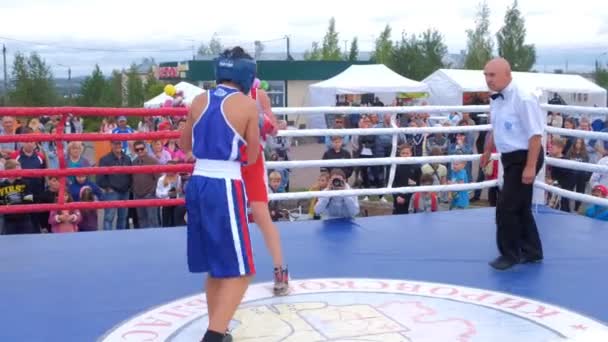 俄罗斯基洛夫，2019年8月17日：少男少女拳击手在拳击赛中保持距离. — 图库视频影像