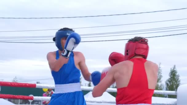 Kirov, Ryssland, 17-08-2019: Pojkar tonåringar boxning på ring på stadstävling. — Stockvideo