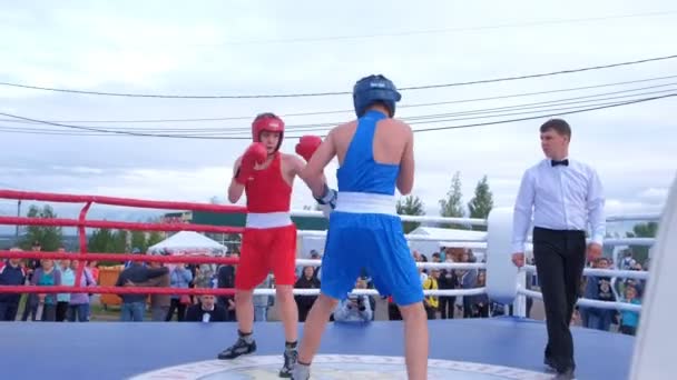 俄罗斯基洛夫，2019年8月17日：青少年拳击手在城市比赛中的拳击赛. — 图库视频影像