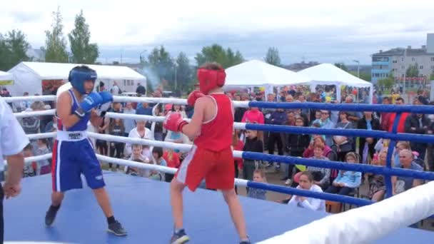 Kirov, Ryssland, 17-08-2019: Tonårsboxare boxning på ring i stadstävling. — Stockvideo