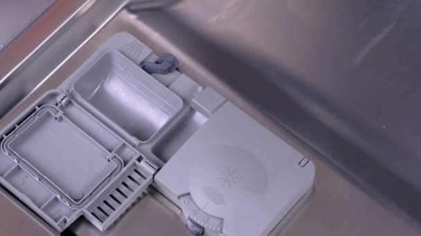 Mans el bulaşık makinesi otomatik bölmesine deterjan tablet koyarak. — Stok video