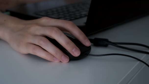 La mano de la mujer en el ratón del portátil en la mesa blanca, ella está trabajando. — Vídeos de Stock