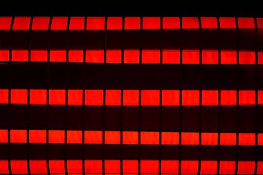 Kuvars ısıtıcısı açık, metal ızgaranın altında kırmızı-sıcak elementler, yakın çekim görüntüsü. Koruyucu ızgaralı yağ ısıtıcısı. Kuvars lambası malzemesi ısıtılıp genişliyor. Oda ısıtması, kış mevsimi sonbaharda.