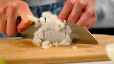 Aşçı kadın ustalıkla mutfakta beyaz soğan doğruyor. Taze malzemeler, mutfak teknikleri, ev yapımı sağlıklı sebzeler, yemek pişirme, keskin baharatlar..