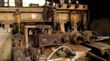 Fabrikadaki kereste atölyesinde eski endüstriyel makine ekipmanları. Ahşap imalatı ve marangozluk. Fabrika, kereste endüstrisi. Birçok kırık metal parçası. Ahşap üretim imalatı.
