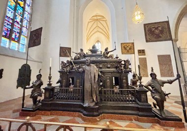 Frauenkirche binasındaki Münih şehrinin bir sembolü olan bir heykel kompozisyonu.
