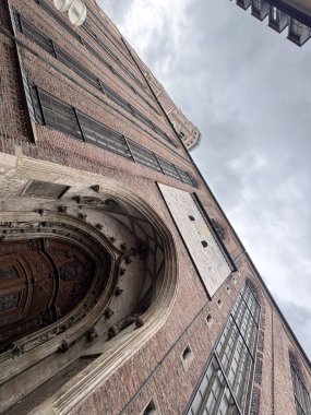 Frauenkirche 'in dış görünüşü - Münih' teki Kutsal Bakire Katedrali, gökyüzüne bir ok gibi uzanıyor..