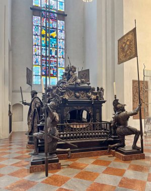 Frauenkirche binasındaki Münih şehrinin bir sembolü olan bir heykel kompozisyonu.