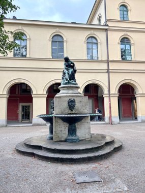 Hofgarten 'deki bronz çeşmenin panoraması. Tepesinde su perisi var..