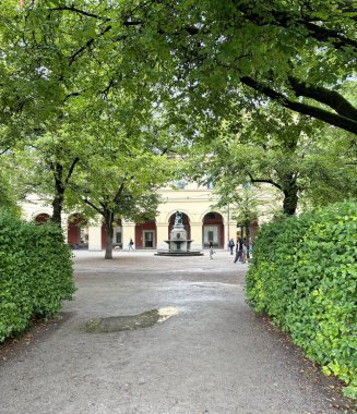 Hofgarten 'deki bronz çeşmenin panoraması. Tepesinde su perisi var..