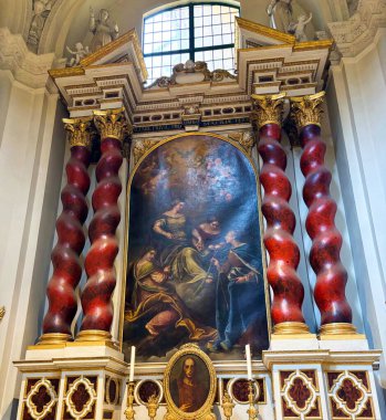 Rönesans 'ın şaheserleri Theatinerkirche' in içini dekore ediyor..