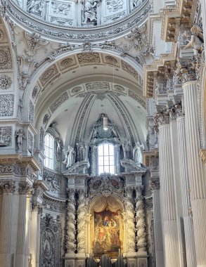 Tiyatro binasını melekler, başpiskoposlar ve azizlerle dekore eden heykel ve taş oyma sanatının muhteşem başyapıtlarından bir manzara..