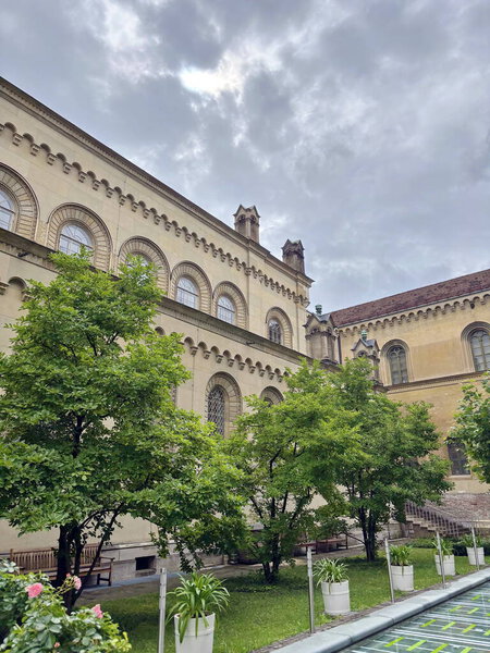 Панорама спокойного уютного зеленого двора возле архитектурных памятников исторической части Мюнхена в серый летний дождливый день.