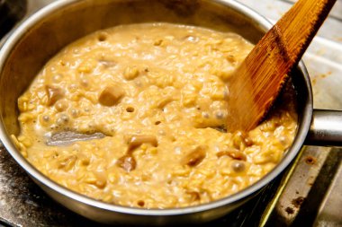 Restoran mutfakta mantarlı risotto hazırlanması.