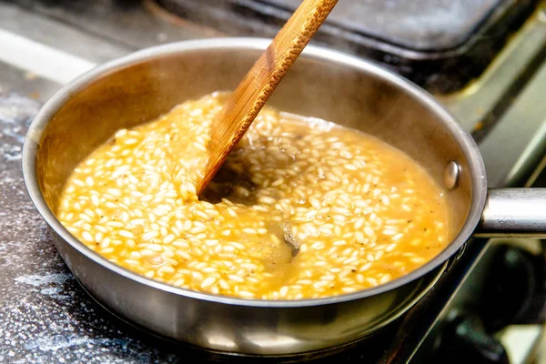 Restoran mutfakta mantarlı risotto hazırlanması.