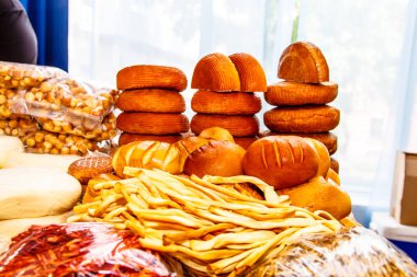 Farklı peynir ve ekmek raflarda vardır