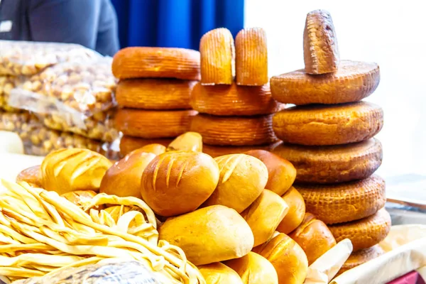 Farklı peynir ve ekmek raflarda vardır