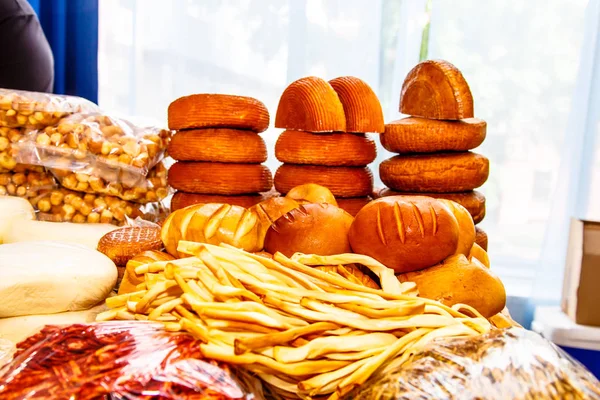 Farklı peynir ve ekmek raflarda vardır