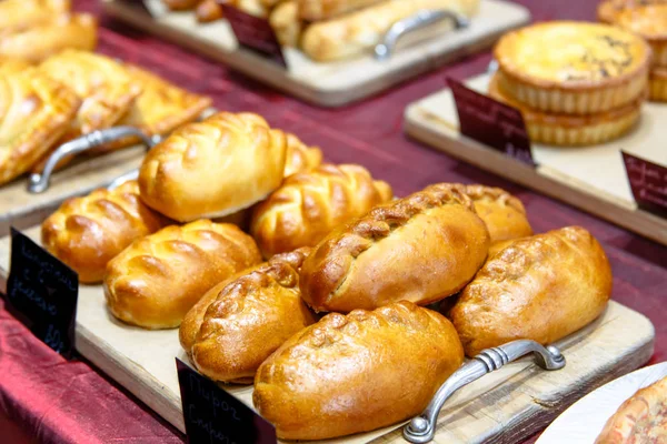 Üstünde belgili tanımlık sayaç depodaki geleneksel Rus pies vardır.