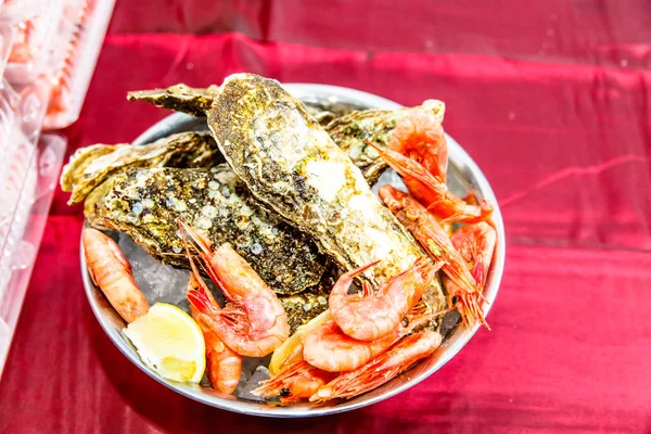 Udang Dan Tiram Berada Dalam Mangkuk Besi — Stok Foto