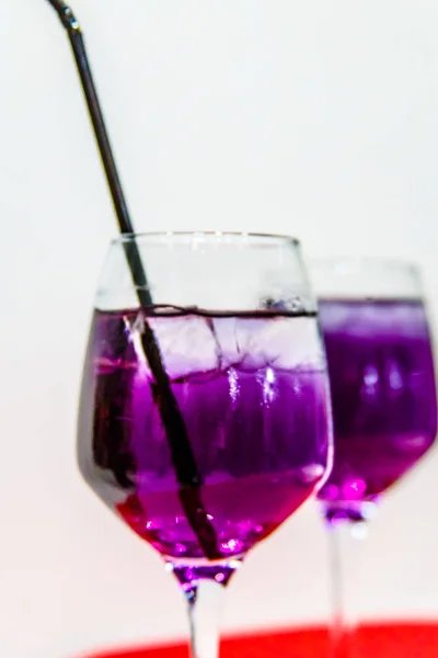 Violetti Tai Sininen Cocktail Kaadetaan Lasiin — kuvapankkivalokuva