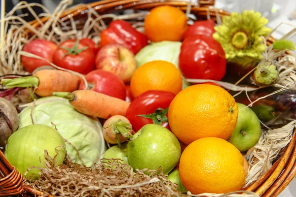 Légumes Fruits Différents Chou Carottes Oranges Tomates Trouvent Dans Panier — Photo