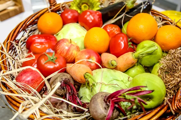 Légumes Fruits Différents Chou Carottes Oranges Tomates Trouvent Dans Panier — Photo