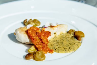 Hardal soslu kızarmış tavuk göğsü, ekmek cips ve mantar.