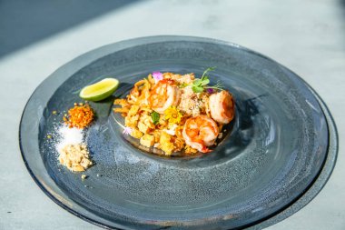 Karides bir plaka üzerinde yalan erişte ve yenilebilir çiçekler, Tayland mutfağı ile dekore edilmiş