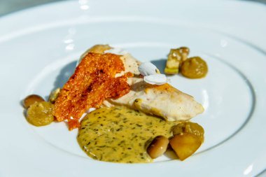 Hardal soslu kızarmış tavuk göğsü, ekmek cips ve mantar.