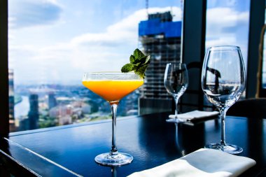 Sarı mango nane yaprağı bir cam ile kokteyl.