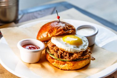 Burger sığır eti güveç ve yumurta bir plaka üzerinde yalan