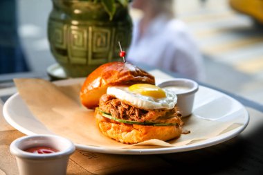 Burger sığır eti güveç ve yumurta bir plaka üzerinde yalan