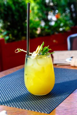 Restoran masada bir bardak nane ile sarı limonata.