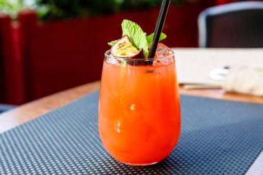 Turuncu tutku meyve restoran masada bir bardak limonata.