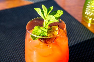 Turuncu tutku meyve restoran masada bir bardak limonata.